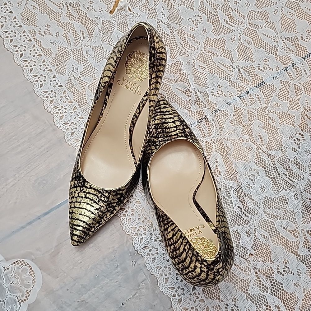 Vince Camuto Snake Skin Pattern Leather Pumps  New